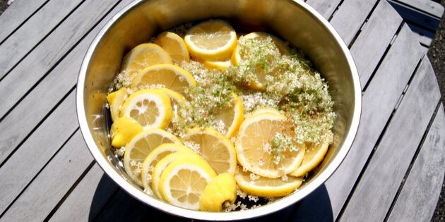 Hyldeblomstskærme, citroner og sukkerlage klar til at trække og blive til saft