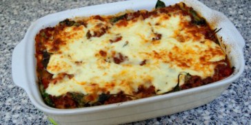 Den færdige lasagne med hytteost og spinat