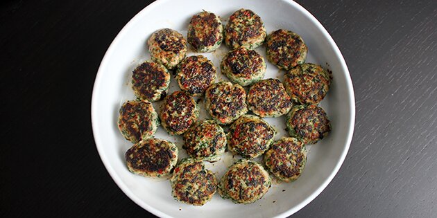 Kyllingefrikadellerne lagt i et fad efter stegning.