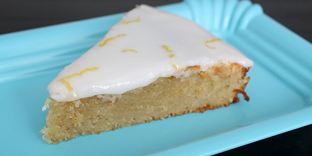 Et lækkert stykke kage med syrlige citroner.