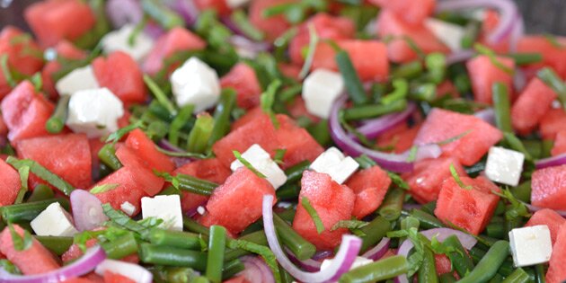 Flot, rød vandmelonsalat med grønne bønner.