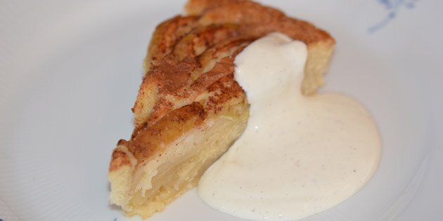 Her er den serveret med creme fraiche smagt til med flormelis og vaniljesukker.