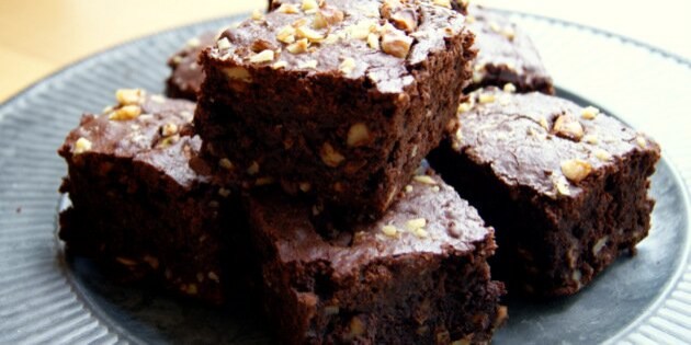 Et helt fad fyldt med de lækreste stykker af chokoladekage