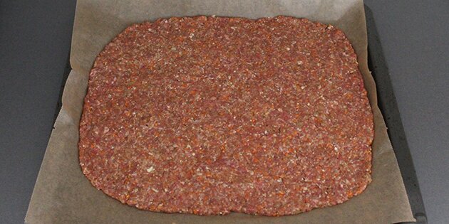 Her er farsen trykket flad, så den fungerer som pizzabund.