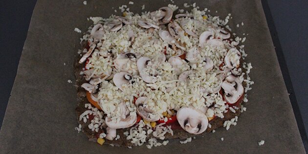 Meatza med fyld inden den skal i ovnen.