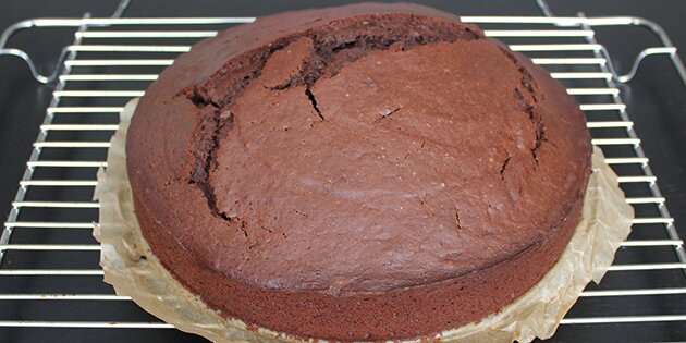 Chokoladekagen er lige kommet ud af ovnen.