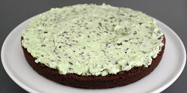 Det første lag mintcreme er smurt på.