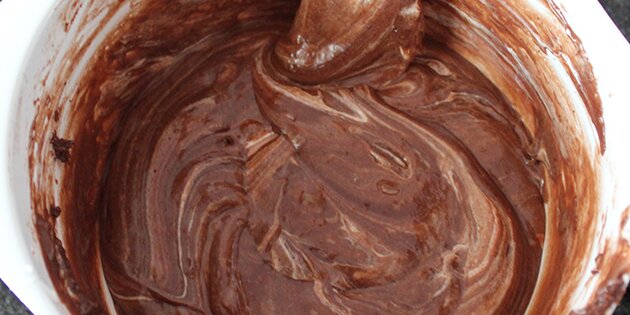 Her er skumfidusmassen rørt i dejen.