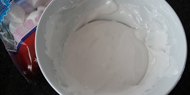 Smeltede skumfiduser klar til at blive vendt i dejen.