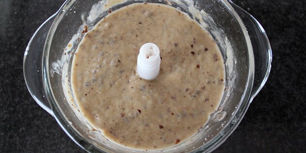 Her er dadler og banan blendet fint.