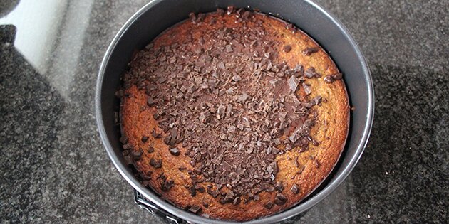 Kom den hakkede chokolade på den varme kage lige når den er kommet ud af ovnen.