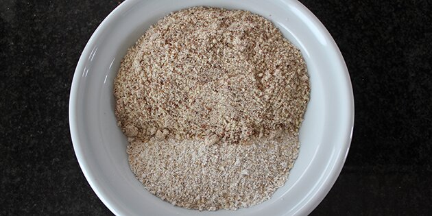 Her er havregryn og mandler kørt til mel.