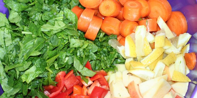 Spinaten er hakket og de øvrige ingredienser skåret i mindre stykker.