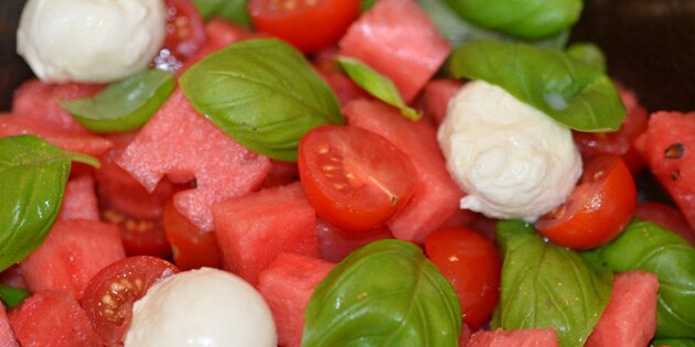 Både farver og smag passer godt sammen i denne vandmelonsalat med tomater og mozzarella.