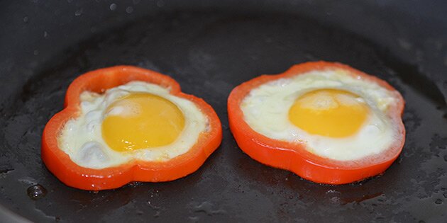 Et æg i hver peberfrugtring.
