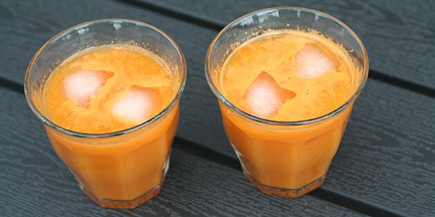 Juicen serveret med isterninger.