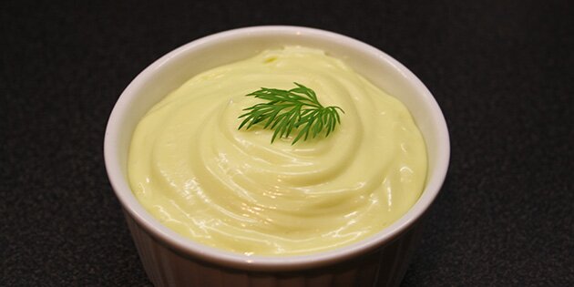 En skål med dildmayo.