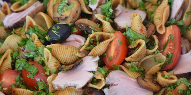 Fyldig pastasalat med mørbrad og masser af grønt.