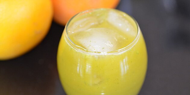 Anderledes juice med citronmelisse og appelsin.