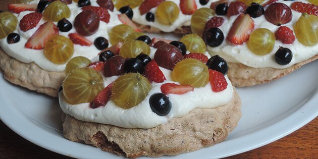 Pavlova med marcipan og friske bær