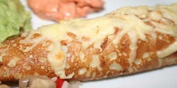 Pandekager med fyld kan f.eks. serveres med guacamole og chili-dip med ost (find opskrifterne her på Web Opskrifter).