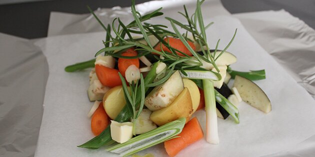 Friske grøntsager i sølvpapir inden bagning.