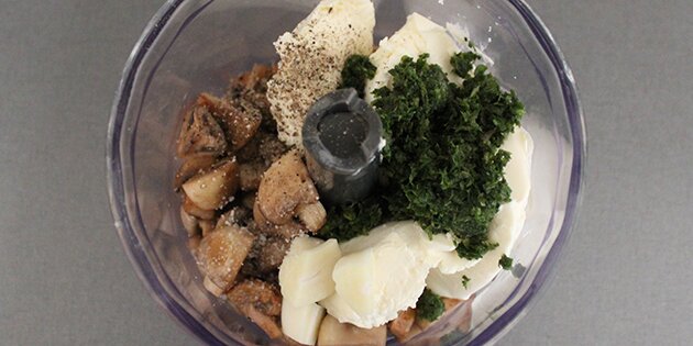 Ingredienserne til fyldet gøres klar.