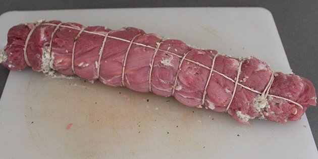 Svinemørbraden er rullet sammen og lukket med kødsnor.