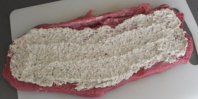 Fyld af champignon og mascarpone er smurt ud på mørbraden.