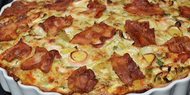 Helt tæt på tærtens top og den gyldne bacon.