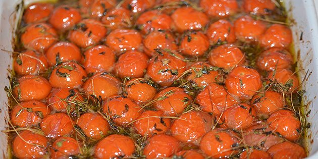 Fadet med de bagte tomater - brug dem som tilbehør til alt fra pasta og salat til brunch eller grill.