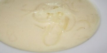 Løgsuppe kan f.eks. serveres med varme ostebrød med røget kalkunbryst.