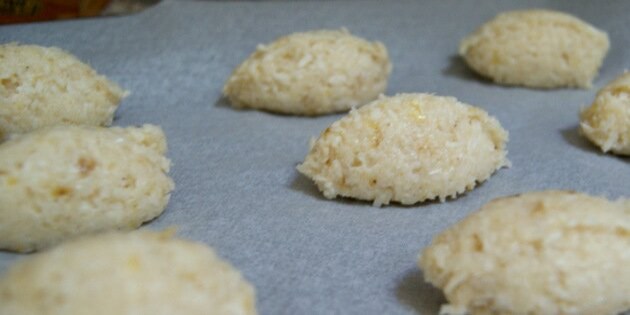 De skønne sunde kokosmakroner inden de bages gyldne i ovnen.