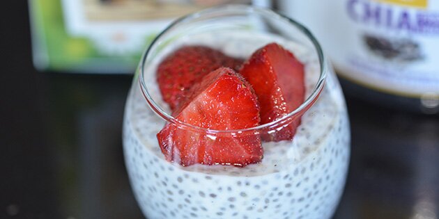 Lækker chiagrød serveret med friske jordbær