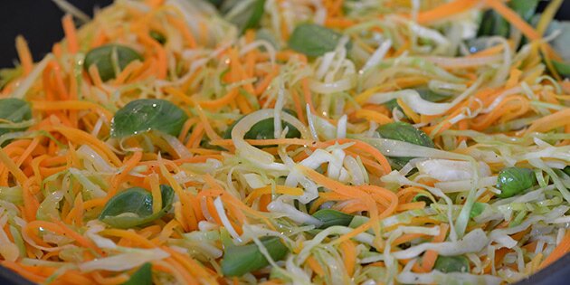 Salaten steger på panden.