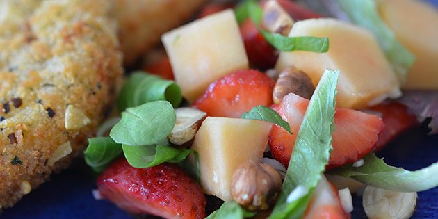 Her er salaten serveret til færdigkøbte grøntsagsbøffer og nachobøffer - det er nem aftensmad.