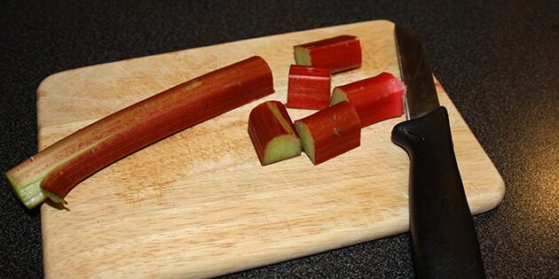 Rabarberne skæres i mindre stykker.