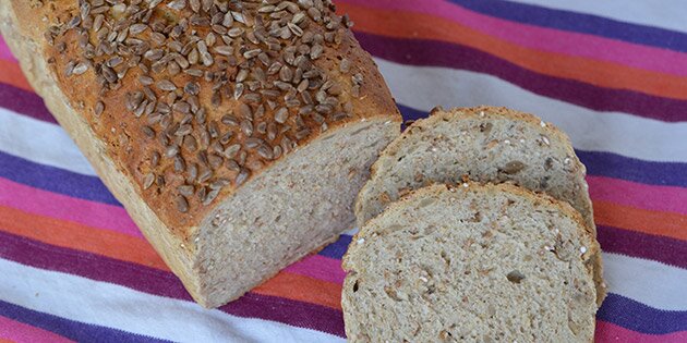 Her kan man se at der både er solsikkekerner ovenpå og inde i brødet.