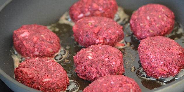 Rødbedefrikadellerne steges på panden
