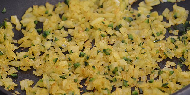 Løg og hvidløg svitses med karry.