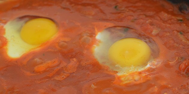 Æggene slås i sovsen.