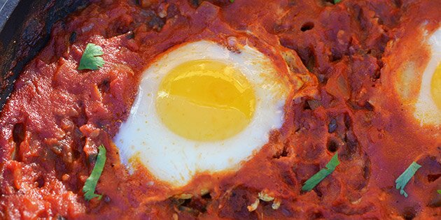 De hvide og gule æg ser flotte ud i den røde sovs.