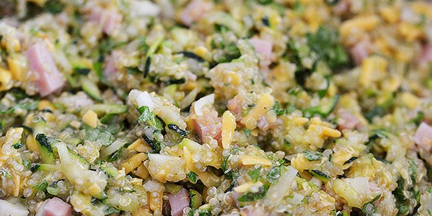 Den kogte quinoa blandes med de øvrige ingredienser.