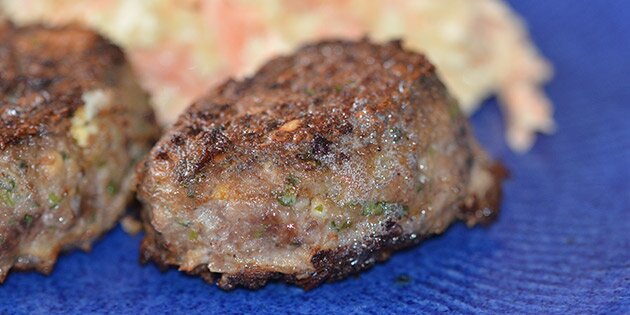 Helt tæt på en lammefrikadelle.