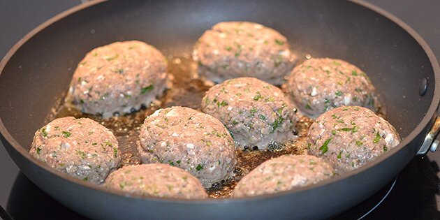 Frikadellerne er lige kommet på panden.