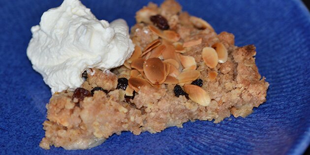 Her er tærten serveret med flødeskum.