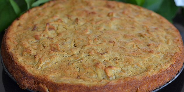 Den nybagte æblekage.