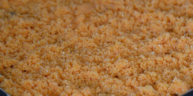 Revet gulerod tørres i ovnen.