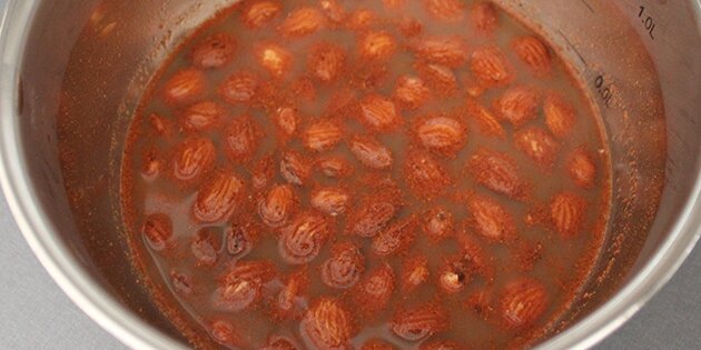 Her er alle ingredienserne blandet sammen i en skål og klar til at trække.