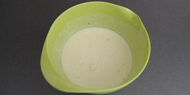 Den cremede og lækre mormordressing klar til at blive hældt ud over salaten.